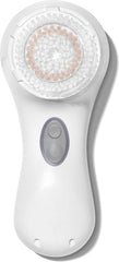Clarisonic Mia 2 en blanc, appareil élégant prêt pour un nettoyage doux et efficace.