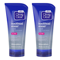 Les grains micro-exfoliants de Clean & Clear Blackhead Eraser permettent une exfoliation en douceur.