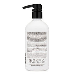 Mousse Clean Kids Naturally Shampoing tropical, facile à répartir sur les cheveux délicats.