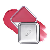 CLIO Essential Lip & Cheek Tap dans son étui compact, idéal pour des retouches en déplacement.