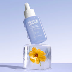 Gouttes du sérum Coco & Eve prêtes à être appliquées sur le cuir chevelu.