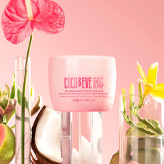 Texture crémeuse du masque Coco & Eve Sweet Repair prête à l'application.
