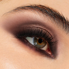 Texture veloutée ColourPop After Hours pour une application lisse.