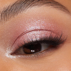 Ombre duo chrome ColourPop Beauté et la Bête pour des regards changeants.