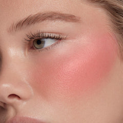 ColourPop Teinte Ange fini lumineux qui complète tout maquillage.