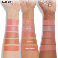 Teinte naturelle ColourPop Blush Stix pour une finition peau naturelle.