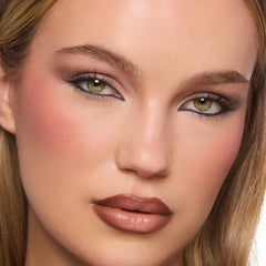 Finition métallique ColourPop Deja Brew pour des accents lumineux et intenses.