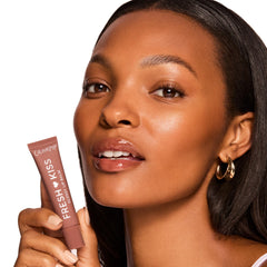 ColourPop Fresh Kiss contient peptides et vitamine E pour lèvres plus douces.