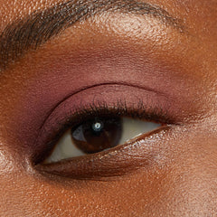 Base ombre ColourPop Shadow Stix pour intensifier la couleur.