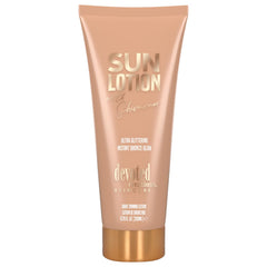 CosmoSun par Cosmopolitan - bouteille scintillante pour bronzer instantané lors d'une soirée.