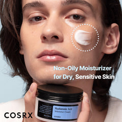 COSRX Crème Hyaluronique appliquée sur peau en douceur et hydratée.