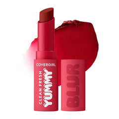 COVERGIRL Clean Fresh Yummy Blur Lipstick avec flou des contours et teinte grenade douce sur les lèvres