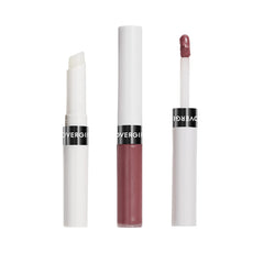 Application précise de la couleur Covergirl Outlast sur les lèvres.