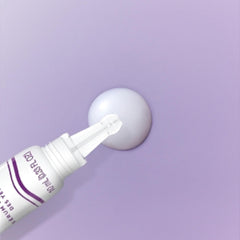 Texture légère du sérum COVERGIRL Simply Ageless Eye Lift Serum prête à l’emploi.