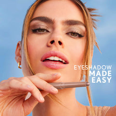 CoverGirl Sky Dust Ombre Stick: teinte neutre-brillante idéale pour des looks polyvalents.