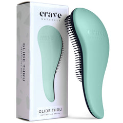 Crave Naturals brosse démêlante turquoise en main, démêlage en douceur.