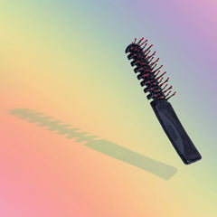 Brosse Cricket anti-frisottis éliminant les frisottis pour une chevelure lisse.