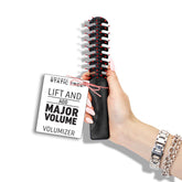 Brosse Cricket anti-statique en action augmentant le volume pour tout type de cheveux.