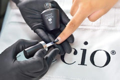 Cuccio Veneer Base-vernis sur l’ongle pour une couleur homogène.