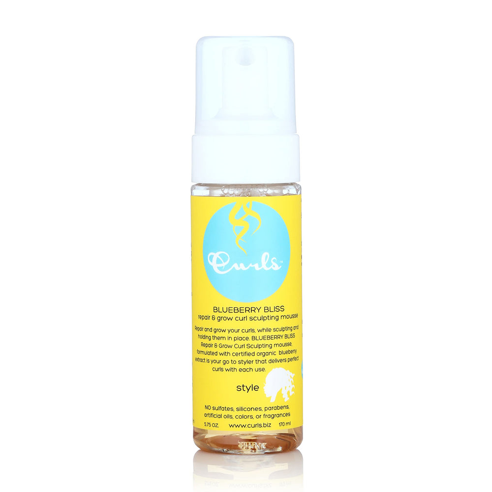 Curls Blueberry Bliss appliquée sur les boucles pour une définition douce et volumineuse