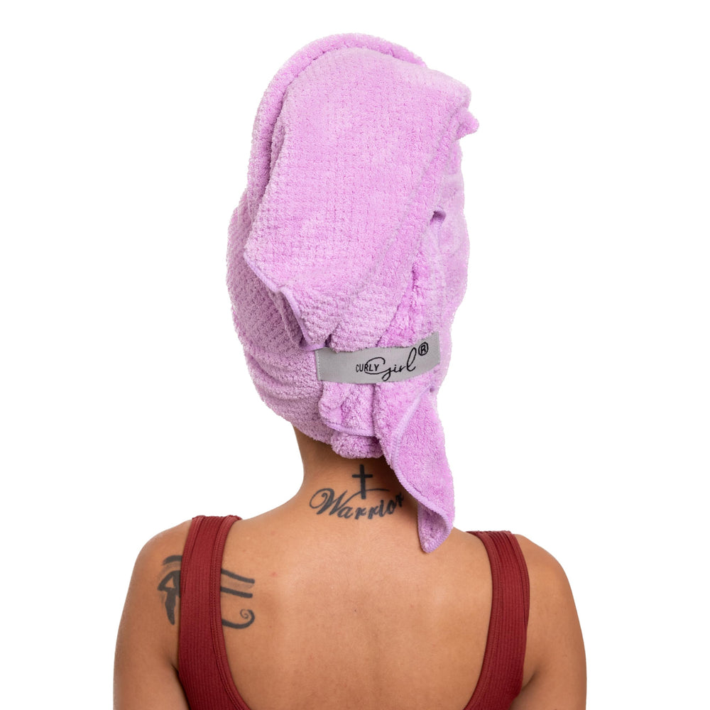 Curly Girl – serviette microfibre pour cheveux longs, absorption rapide et maintien sûr.