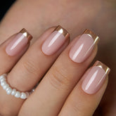 Ongles Curvlife à poser court carré chrome doré, manucure française élégante.
