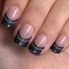 Ongles Curvlife en gel carré : bord violet, fini salon et pose rapide.