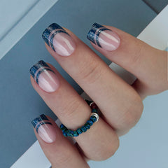 Ongles Curvlife à poser : pointe française, bord violet foncé, élégance prête à porter.