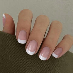 Détail ongle CurvLife, finition brillante, couleur naturelle et bord doux