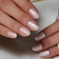 Curvlife ongles gel à pointe française artisanale, finition brillante et professionnelle.