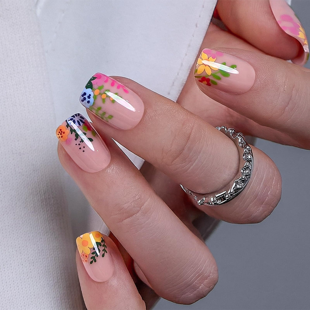 Curvlife ongles carrés nude-fleur, finition gel salon durable.