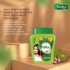 Application du masque sur cheveux humides pour nourrir les longueurs avec Vatika Naturals.