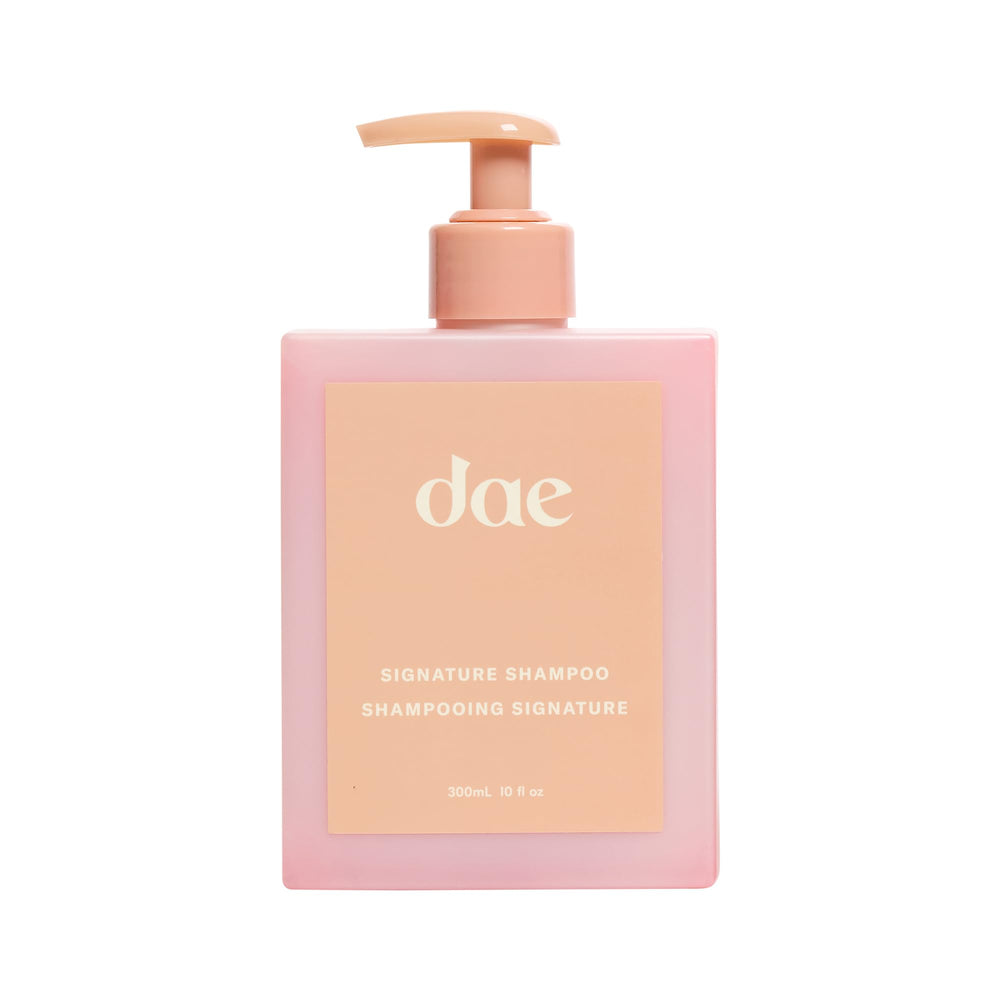 DAE Signature Shampoo, bouteille élégante, nettoie en douceur et hydrate les cheveux.