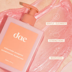 DAE Signature Shampoo, mousse riche enveloppant les cheveux sans les alourdir.