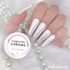 Daily Charme Magic White: poudre chrome blanche, idéal pour des designs faciles à réaliser.