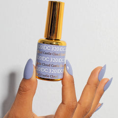 DAISY DND Cloud Castle vernis gris, bouteille assortie pour une finition homogène.