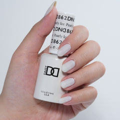 Daisy DND Pearly Ice lacquer 862 bottle close-up for quick air-dry finish.