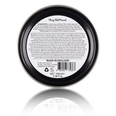 Main en train d'appliquer la pomade à tenue lourde