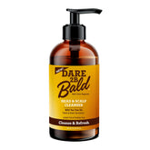 DARE TO BE BALD – Versement du nettoyant sur cuir chevelu rasé, nettoyage en douceur.