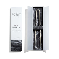Pin Day Rate Beauty finition argent sterling pour un look intemporel.