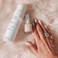 Texture crème nude du vernis Dazzle Dry Boss pour une couvrance homogène.