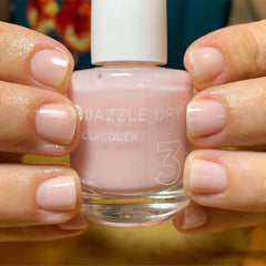 Vernis Dazzle Dry Prima Ballerina Application rose lait : offre une application homogène et rapide.