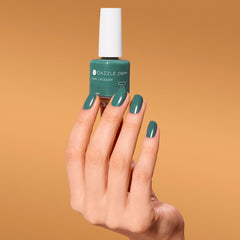 Teinte verte oasis moyenne en crème opaque sur les ongles.