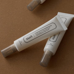DearKlairs Gel Yeux: texture fraîche et hydratante autour du contour des yeux.
