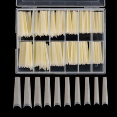 Defuber: boîte claire avec embouts d’ongles tapered-extra-long, pratique pour sélection rapide.