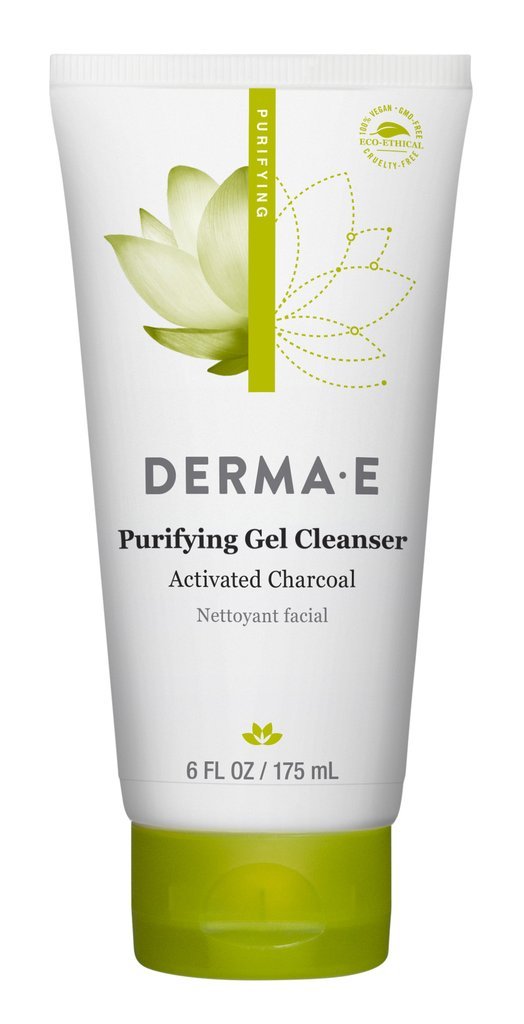 Flacon Derma E purifiant au charbon actif pour une peau hydratée et nette.
