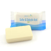 DermaHarmony barre sulfur-salicylique – présentation du savon et sa texture neutre.