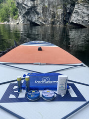 Bâton solaire minéral Dermatone pour le visage, application mains libres et pratique.