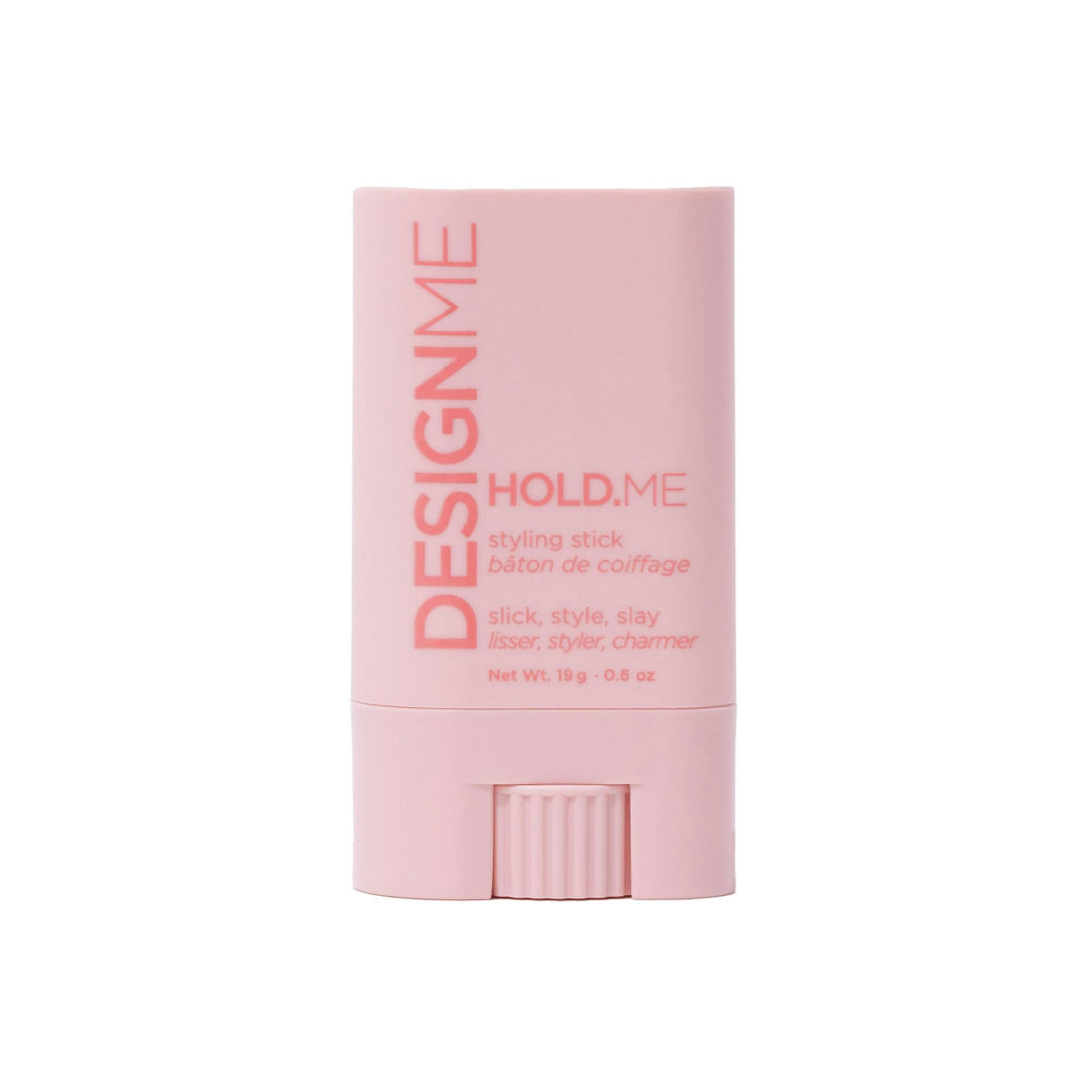 Design.Me HOLD.ME bâton-coiffant en action, contrôle les frisottis pour une chevelure lisse durable.