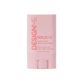 Design.Me HOLD.ME bâton-coiffant en action, contrôle les frisottis pour une chevelure lisse durable.